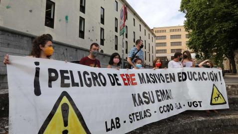Concentración de los sindicatos frente al departamento de Educación