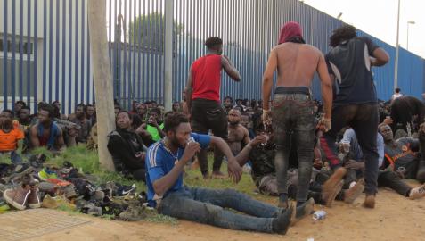 Un grupo de migrantes de origen subsahariano, a las puertas del Centro de Estancia Temporal de Inmigrantes (CETI) de Melilla
Europa Press
22/07/2021