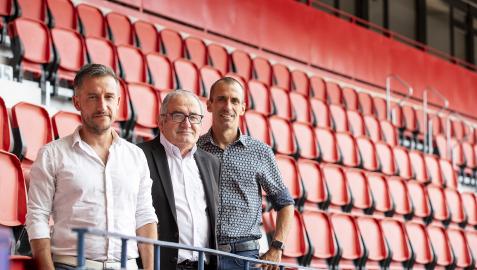 De izda. a dcha. Ángel Alcalde, Luis Sabalza y Patxi Puñal durante la presentación del Método Tajonar en el estadio de El Sadar