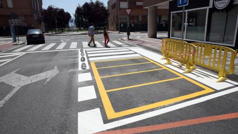 Uno de los pasos de cebra de Etxabakoitz norte en proceso de adaptación. Ya están pintadas las plazas para motos y colocados los cojines.