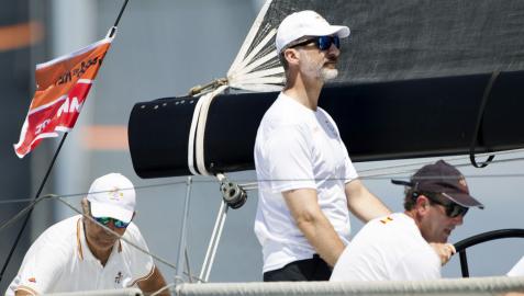 El rey Felipe VI navegando en el Aifos durante una jornada de entrenamiento de una Copa del Rey de Vela anterior