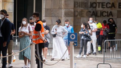 Varios jóvenes acuden a un dispositivo de vacunación contra el Covid-19 en Santiago de Compostela