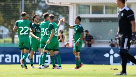 El Chimy Ávila celebra su gol con sus compañeros