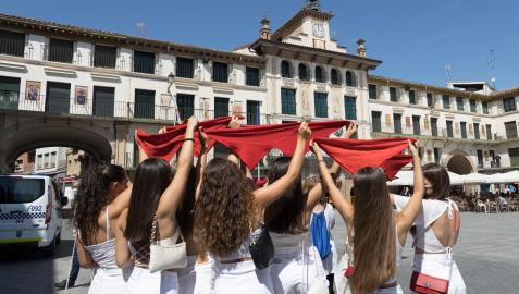 Una cuadrilla de chicas alzó sus pañuelos hacia la Casa del Reloj de Tudela cuando dieron las 12 horas.
