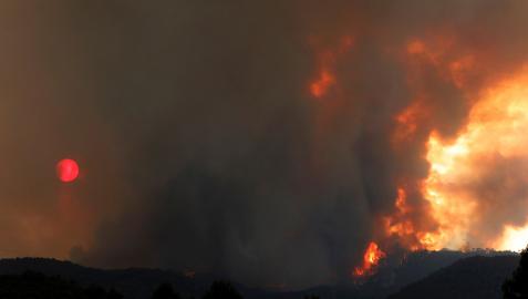 Aspecto del incendio en Santa Coloma de Queralt, con el humo tapando el sol