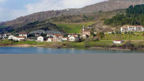 Fotografía de archivo de 2016 de la vista del embalse de Eugi y de fondo el pueblo
