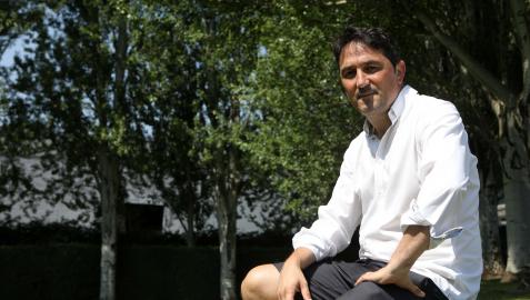 El director deportivo Braulio Vázquez posa junto a los campos de Tajonar en el acceso a las instalaciones rojillas