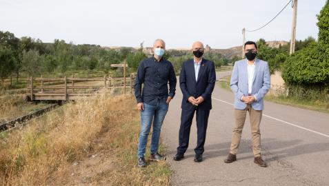 El alcalde de Caparroso, Carlos Alcuaz, el consejero Ciriza, y el DG de ALyD, Jesús María Rodríguez, en la zona donde se realizará la actuación