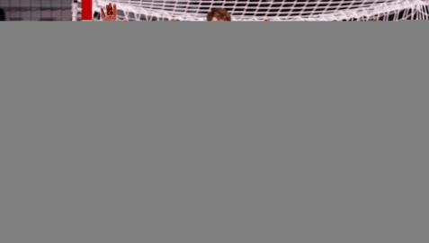 El español Álex Dujshebaev (c) intenta lanzar a portería ante los noruegos Magnus Gullerud (i) y Petter Oeberby (d) durante el partido de balonmano del grupo A