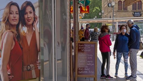 Varias personas con mascarilla por las calles de Estella