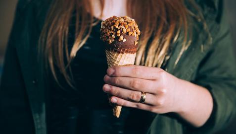 Una mujer comiendo un helado