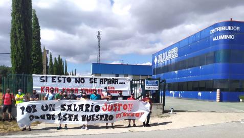 Trabajadores de Jealser se manifiestan en la puerta de la fábrica