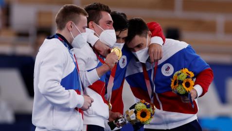 Gimnastas rusos celebran el oro conquistado en los Juegos Olímpicos de Tokio 2020