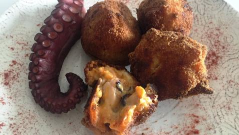 El sabor del pulpo no se pierde en estas croquetas.