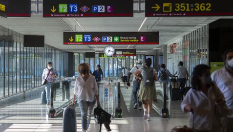Pasajeros en el aeropuerto Adolfo-Suárez Madrid Barajas