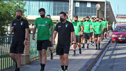El técnico Quique Domínguez, el central Ibai Meoki y el fisioterapeuta Josetxo Retegi, encabezando al Helvetia ayer en el inicio del paseo