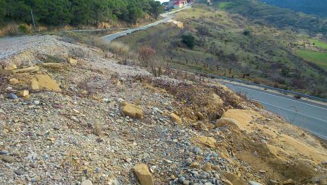 Ladera sobre la carretera NA-5310 que se estabilizará en Ujué