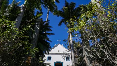 Fotografía de la fachada de una capilla en el Sitio Burle Marx