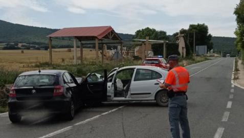 Dos heridos en una colisión frontal entre dos vehículos en Acedo