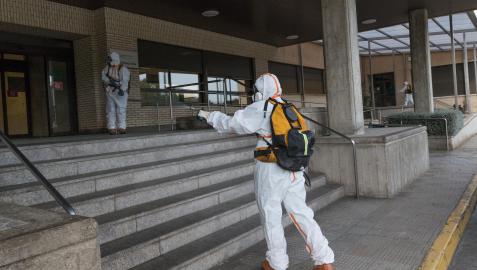 Voluntarios de Protección Civil desinfectan el exterior del Reina Sofía el pasado mes de marzo