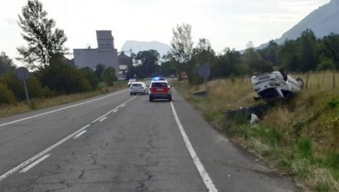 El coche, volcado junto a una arqueta
