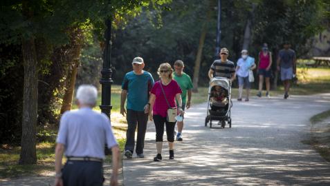 Vecinos por el paseo del Arga en el primer tramo a su entrada a Pamplona por Lagun Artea