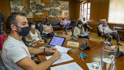 Jorge Crespo, en primer término, y Magdalena Hernández, en el pleno celebrado el 8 de julio