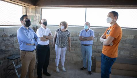 De izda a dcha JM, Bernardo, alcaldesa Maite Garbayo, concejales Jorge Bacaicoa y Alejandro Antoñanzas en la Torre del Chapitel.