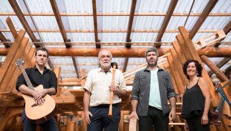 Foto Promocional de Juan Mari Beltrán y el grupo con el que actúa, tomada antes de la pandemia