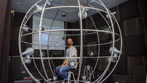 El DJ Pablo Cotton escucha una composición en la “jaulab” ubicada en el laboratorio de acústica de la UPNA