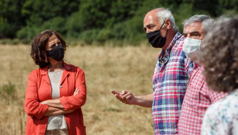 La consejera Gómez charla con Edorta Lezaun, en un momento de la visita a la finca de Zunbeltz