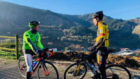 El navarro Jon Iriberri, a la izquierda, junto con Tom Dumoulin en Bilbao el pasado invierno.