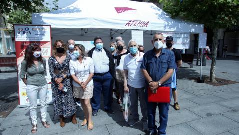 Representantes de la Asociación de Trasplantados y Enfermos Hepáticos de Navarra, la asociación Sare y la Comisión Ciudadana Antisida se instalaron ayer en una carpa informativa en la avenida Carlos III de Pamplona con motivo del Día Mundial de la Hepatitis