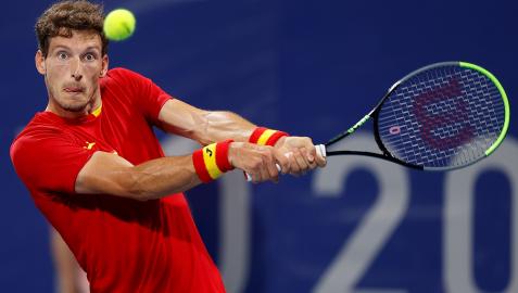 El español Pablo Carreño devuelve la bola al ruso Daniil Medvedev durante su encuentro de cuartos de final masculino de tenis en los Juegos Olímpicos 2020