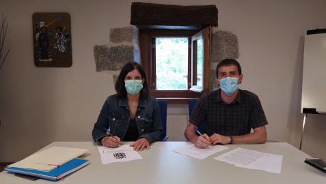 Berta Miranda, directora general de Transportes y Movilidad Sostenible, y David Oroz, Presidente de la Mancomunidad de Sakana, durante la firma del convenio
