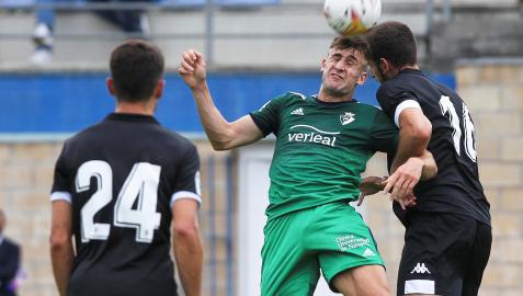 El rojillo Iván Matrínez 'Barbero' disputa el balón con el jugador del Amorebieta, Markel Lozano, durante el tercer amistoso de la pretemporada
