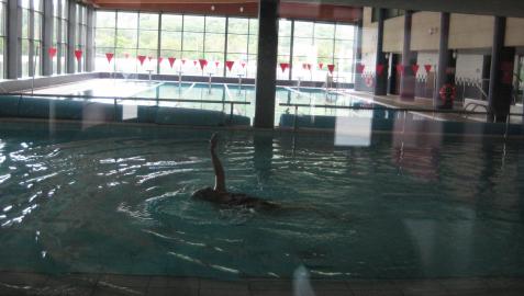 En una imagen de archivo, una persona se ejercita en una de las piscinas de Zelandi