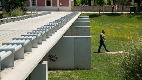 Aspecto del parque de Aranzadi en julio de 2018. Al fondo, el centro de Formación para el Empleo donde se enseña jardinería y soldadura