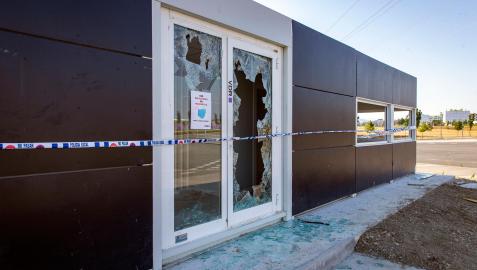 El módulo destrozado en el polígono industrial de Zizur Mayor, cerca de la autovía