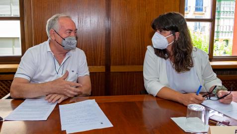 Los ediles Javier del Cazo y Ana Duarte, de Navarra Suma, conversan antes del inicio del pleno