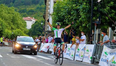 El ciclista del Finques Feliu, Ignasi Lambea, levanta los brazos tras proclamarse vencedor en Ochagavía de la segunda etapa