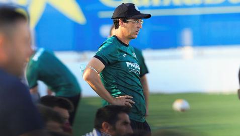 El técnico del Villarreal, Unai Emery, sigue atento el juego de su equipo en un amistoso de pretemporada contra el Levante