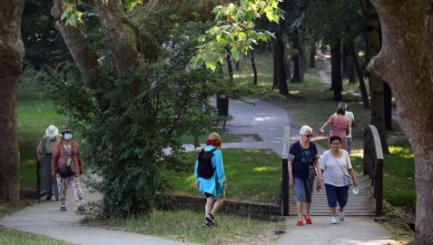 Por el puente de madera o por el camino. Uno de los dilemas que entran al llegar a este punto del parque del Runa cercano al puente de la Rochapea