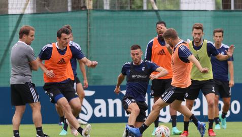 Jagoba Arrasate sigue de cerca una jugada del entrenamiento de ayer en Tajonar.