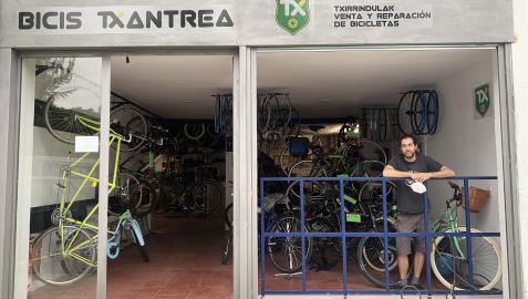 Javier Eguaras inauguró el 27 de julio Bicis Txantrea en la calle Mendigorría.