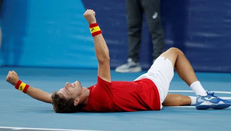Pablo Carreño celebra el triunfo, tirado en el suelo, nada más lograr el tanto definitivo