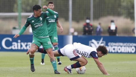 El Chimy Ávila disputa un balón con un rival ante la mirada de David García