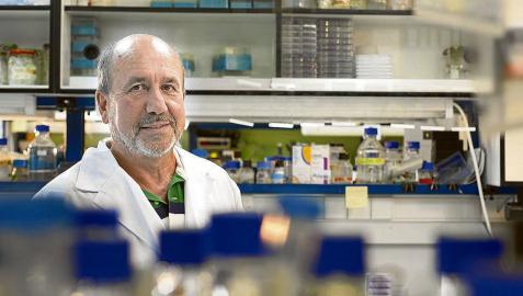 El profesor Mariano Esteban posa en su laboratorio del CNB-CSIC