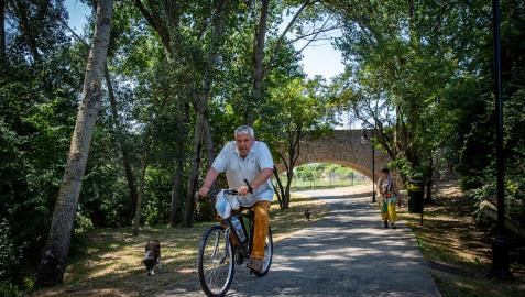 La convivencia entre bicicletas, peatones y perros junto a sus dueños es habitual en todo el paseo del Arga. En este caso, en el entorno de Miluce
