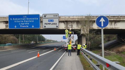 Inicio de los trabajos bajo el puente de la PA-30, en la AP-15